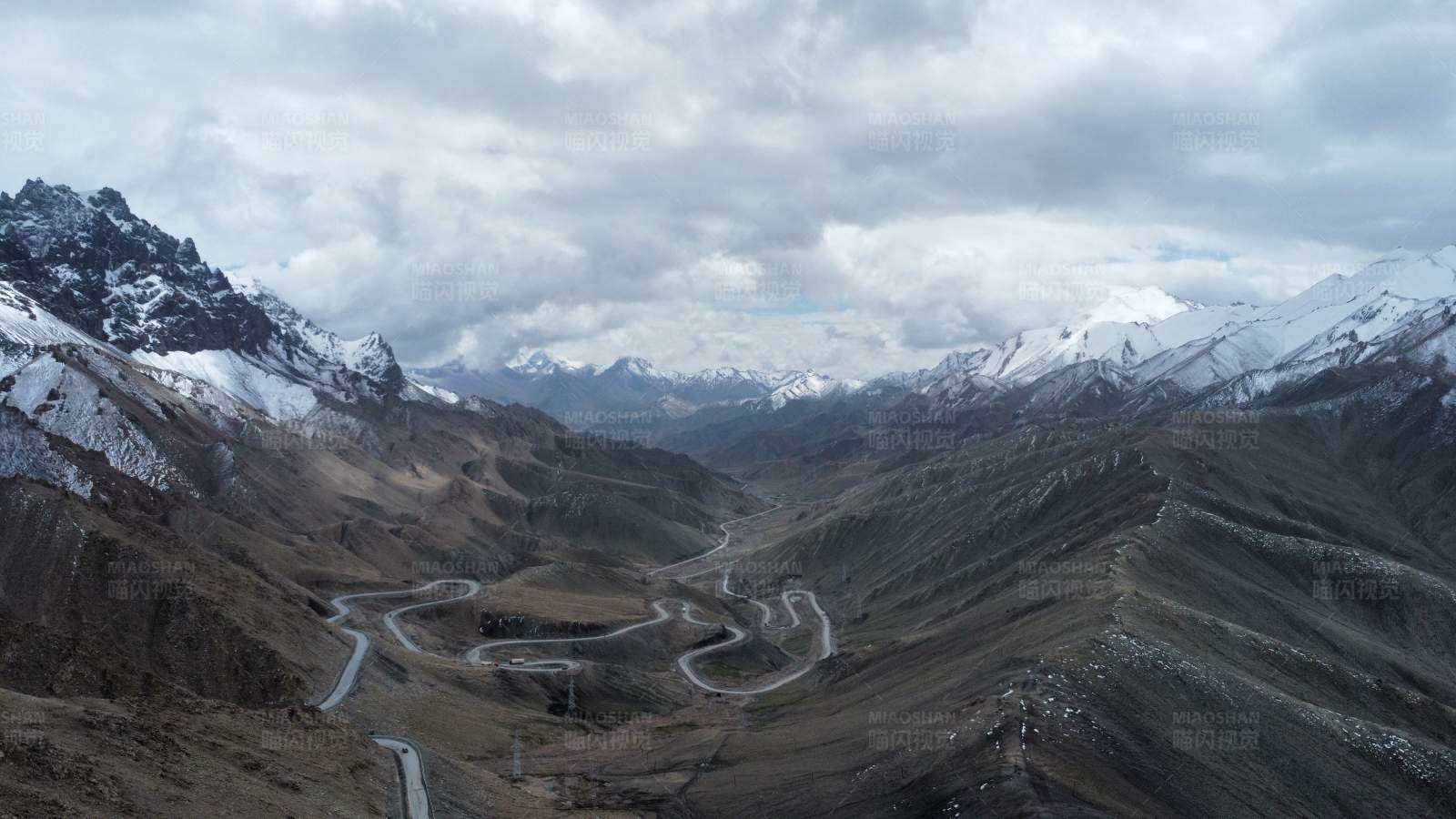 高山雪景与蜿蜒公路图片