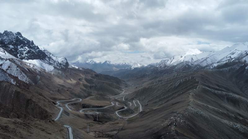 高山雪景与蜿蜒公路图片