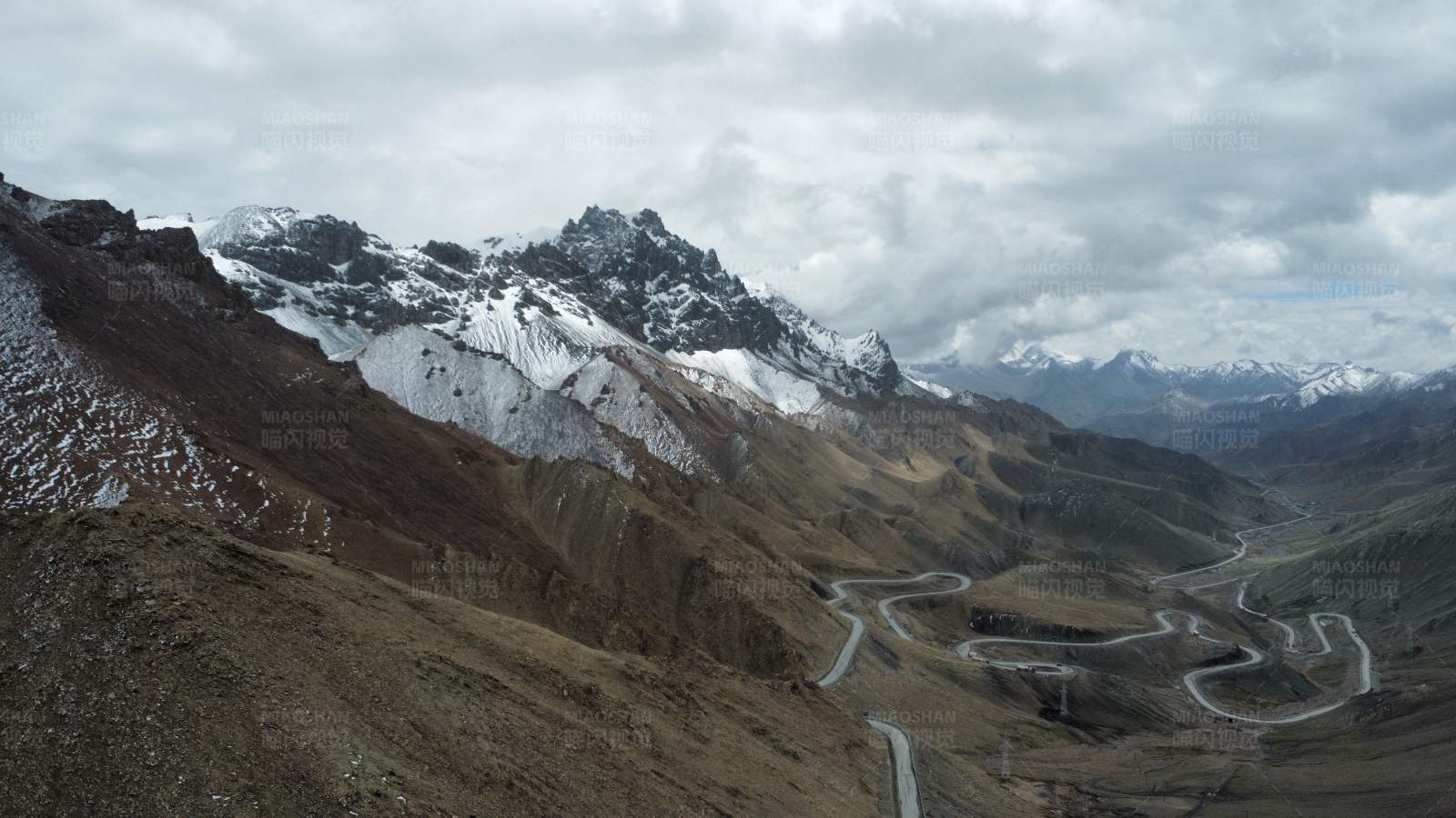 高山雪景与蜿蜒公路图片