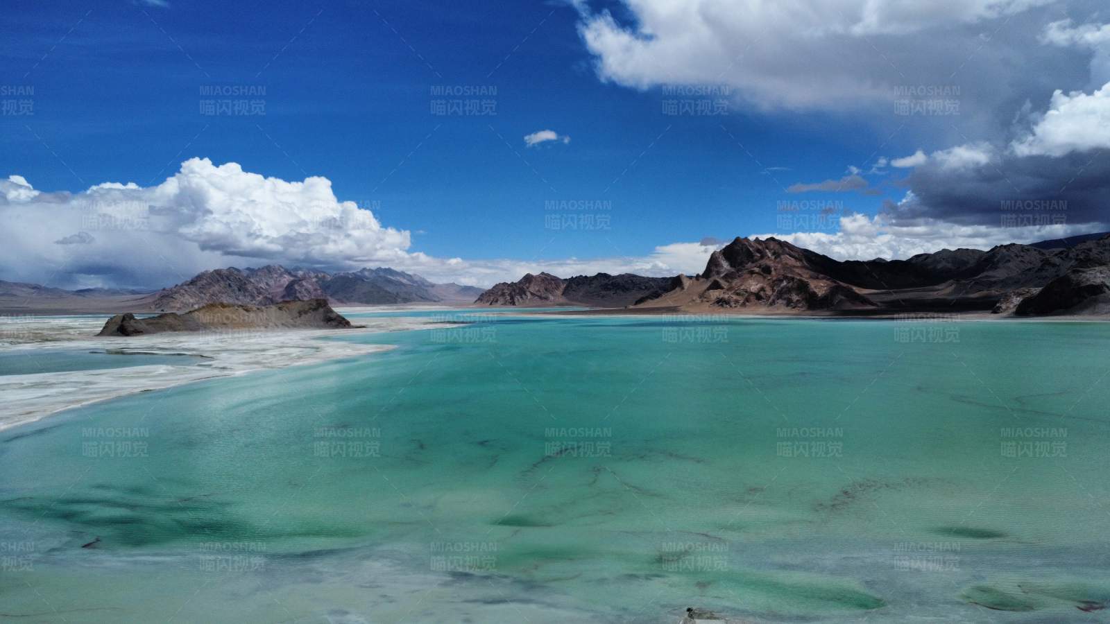 碧蓝湖泊与山脉图片