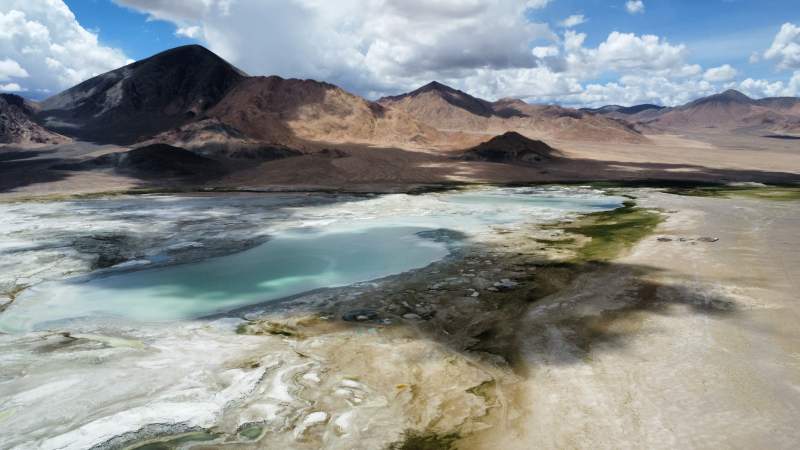 高原上的翡翠湖图片