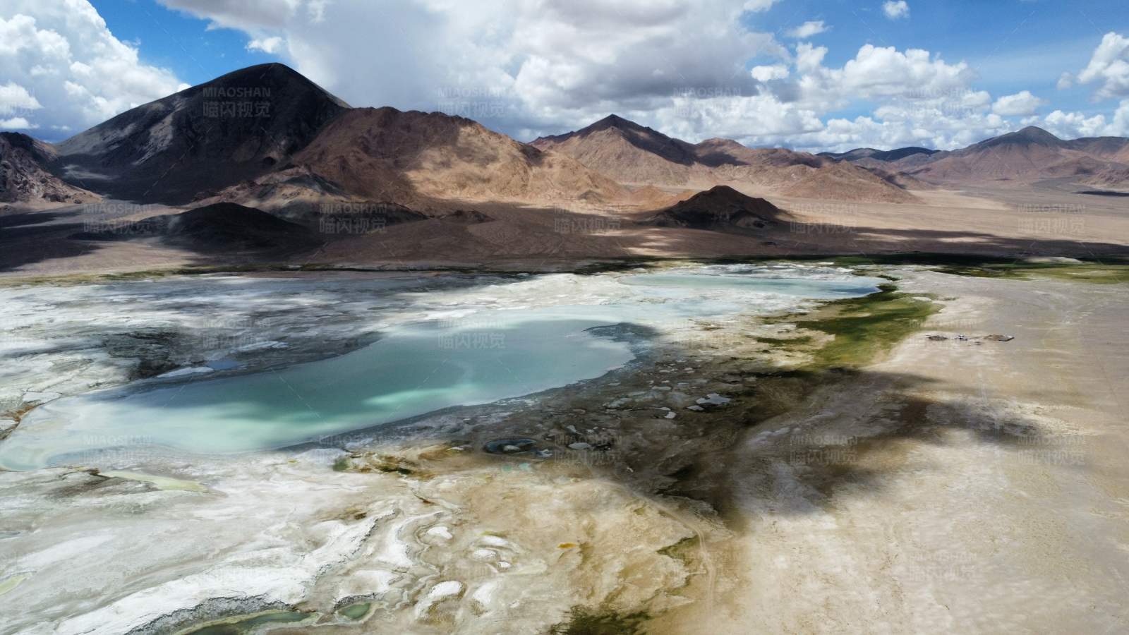高原上的翡翠湖图片