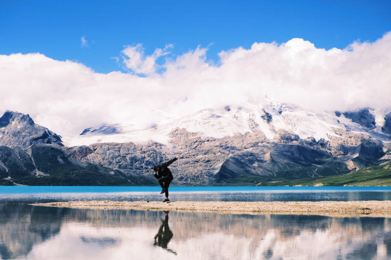 湖畔独舞 雪山为证图片