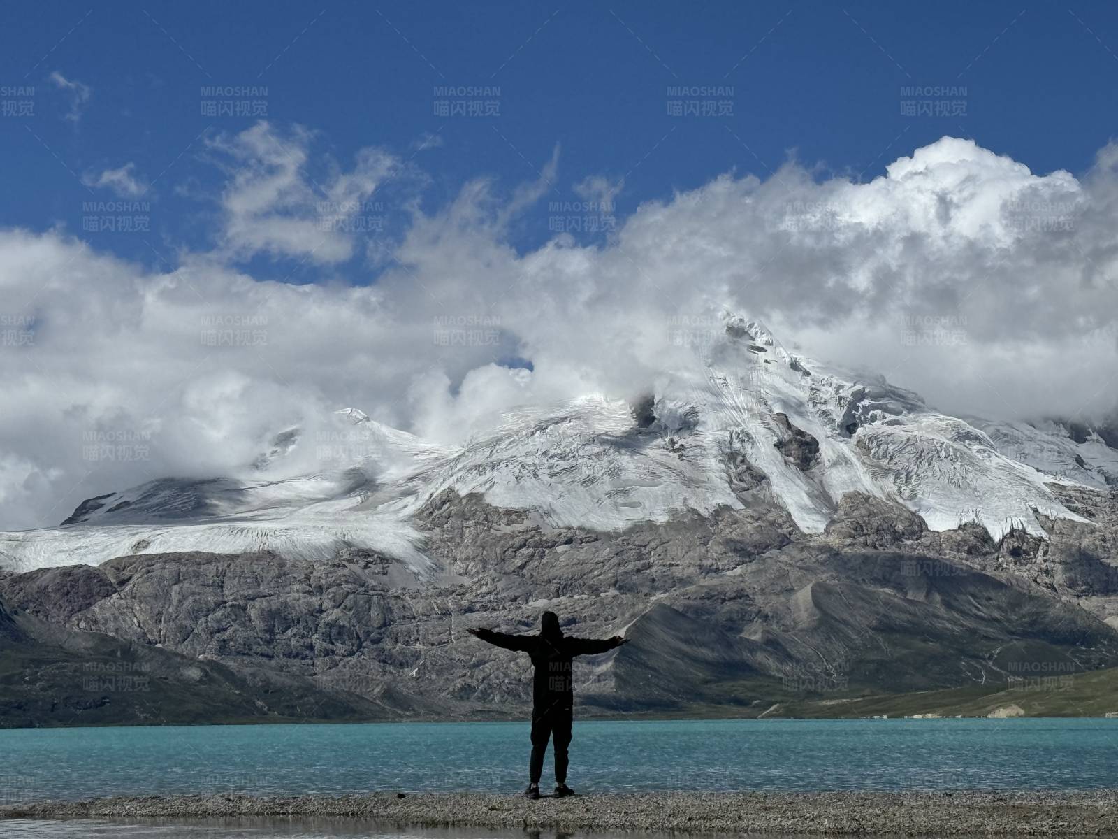 拥抱自然的壮丽图片