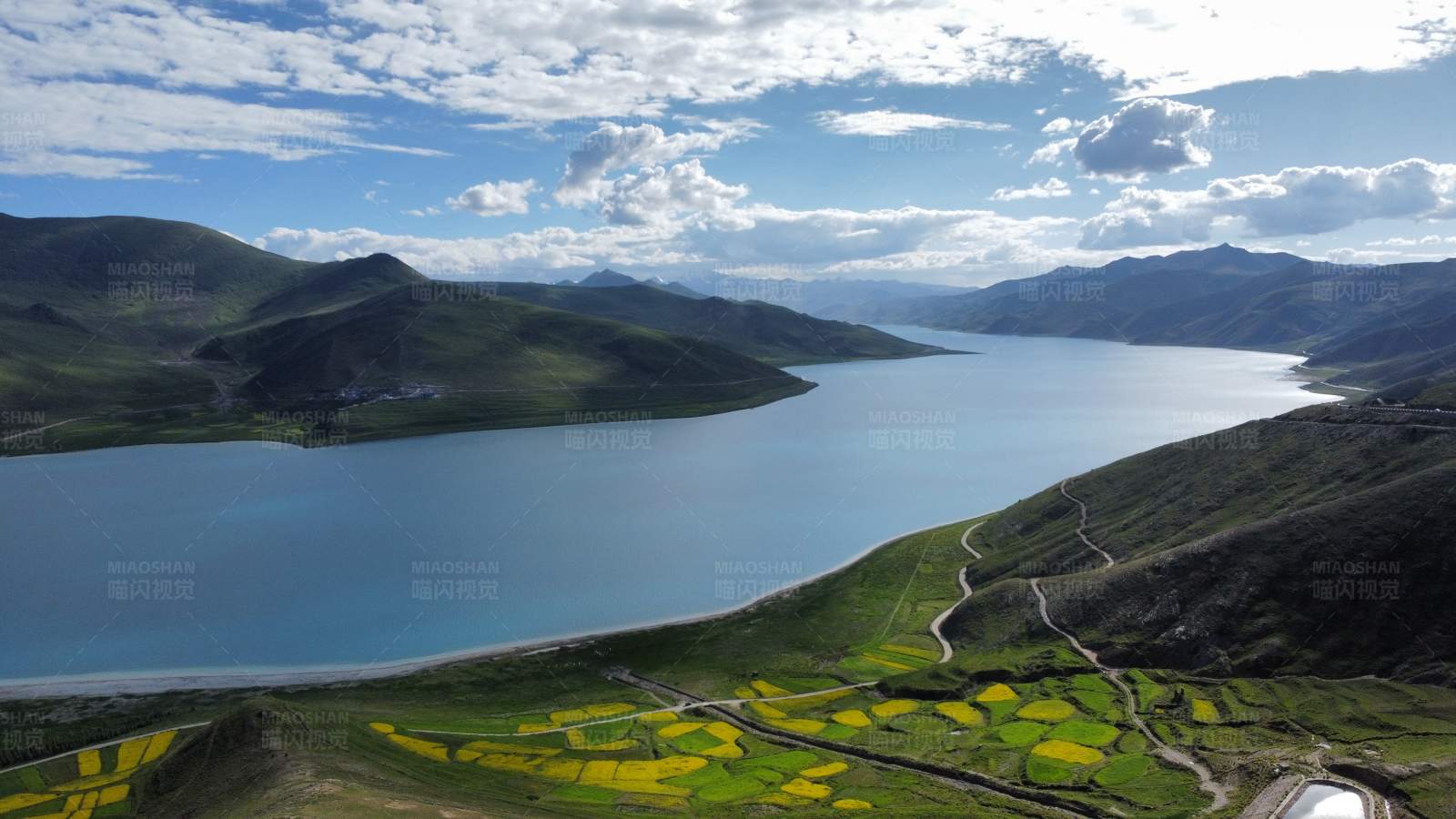 青藏高原上的湖泊图片