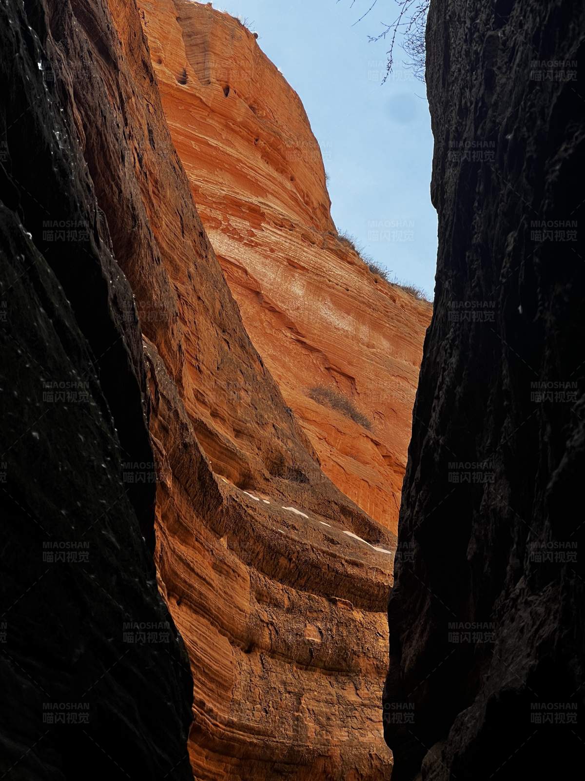 峡谷深处的红岩图片