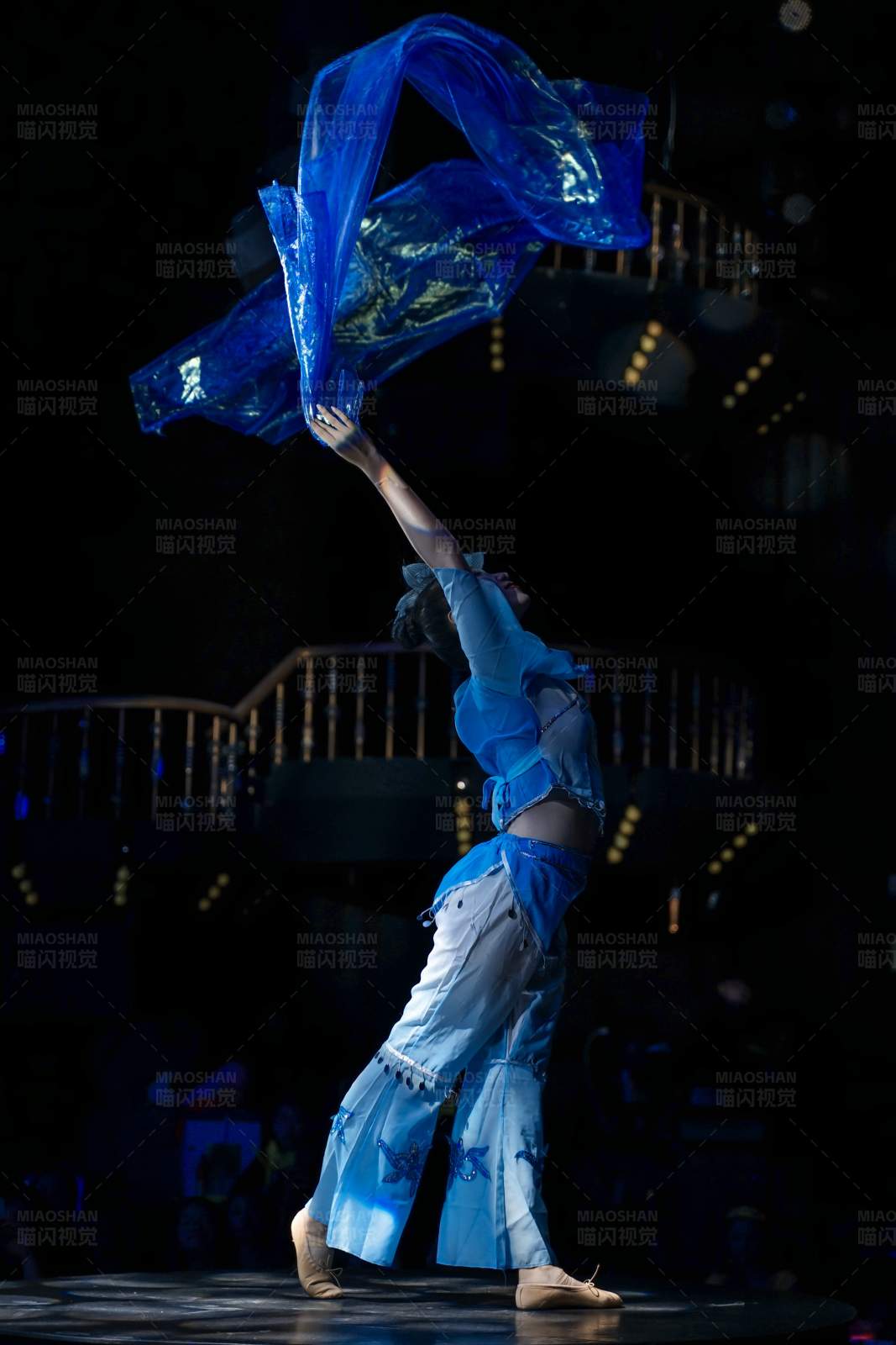 蓝色飘带舞者图片