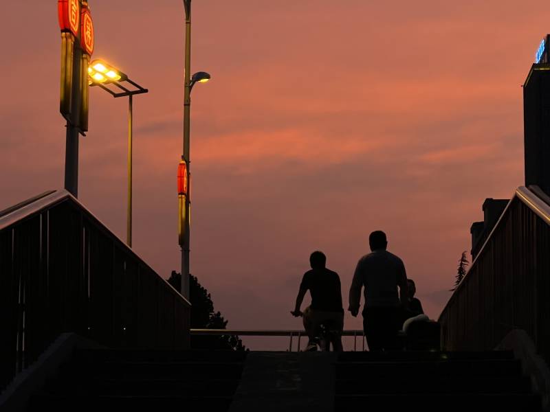 夕阳下的城市剪影图片