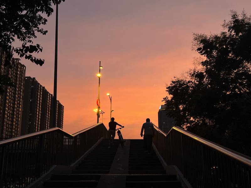 夕阳下的城市剪影图片