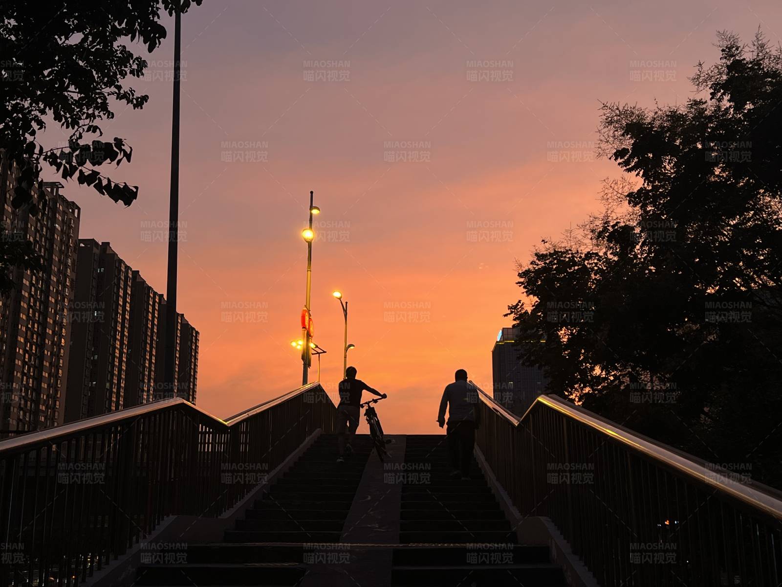 夕阳下的城市剪影图片