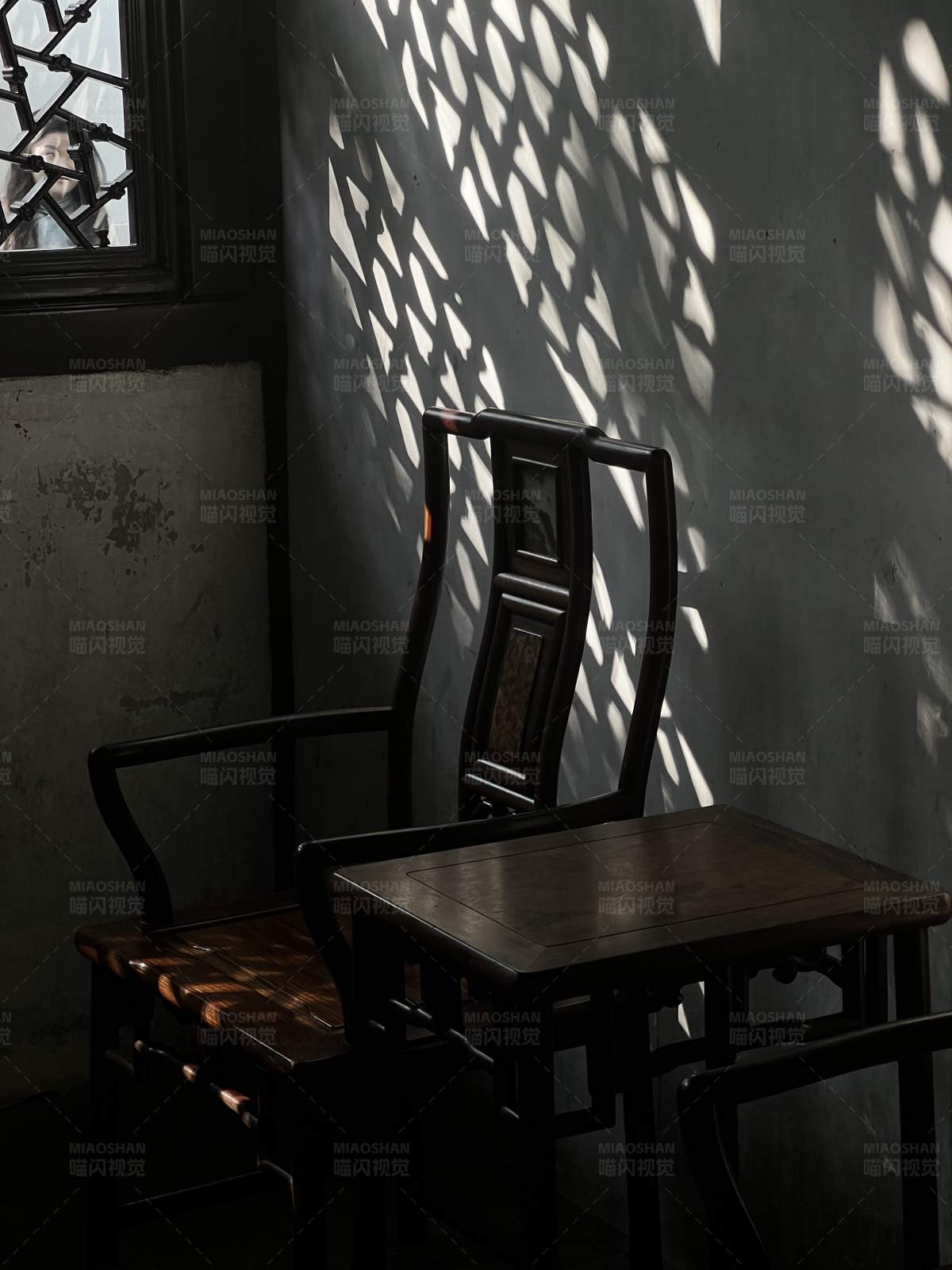 光影交错的古朴椅桌图片