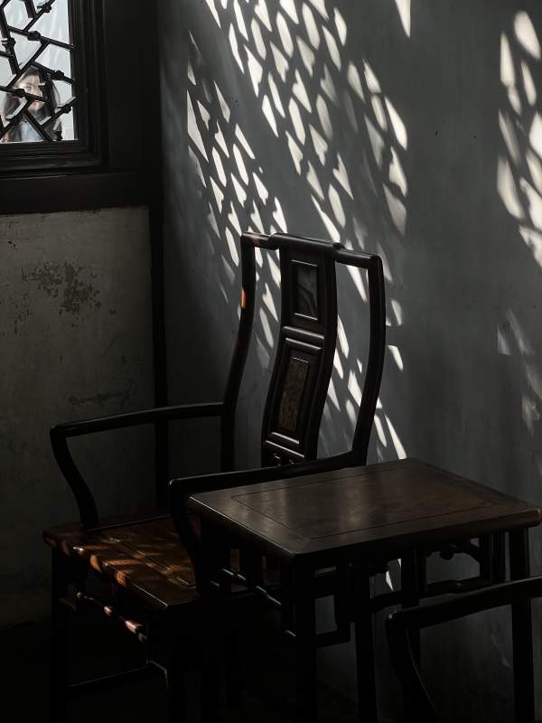 光影交错的古朴椅桌图片