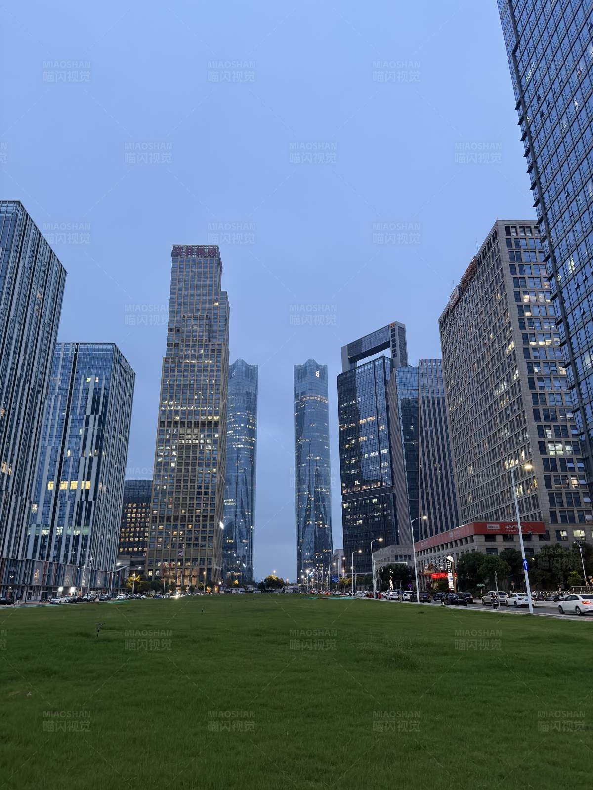 城市绿地与高楼图片