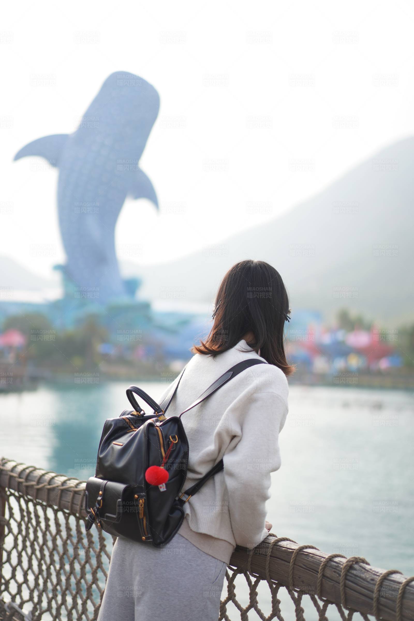 观赏鲸鱼雕塑的女孩图片