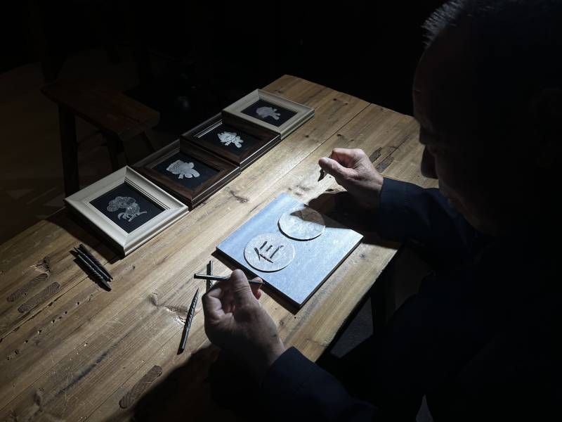 手工艺人的专注时刻图片