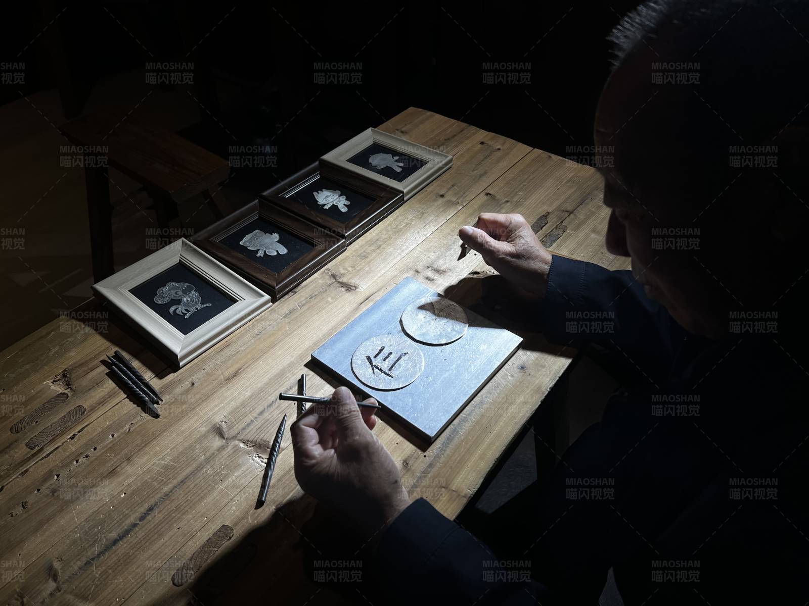 手工艺人的专注时刻图片