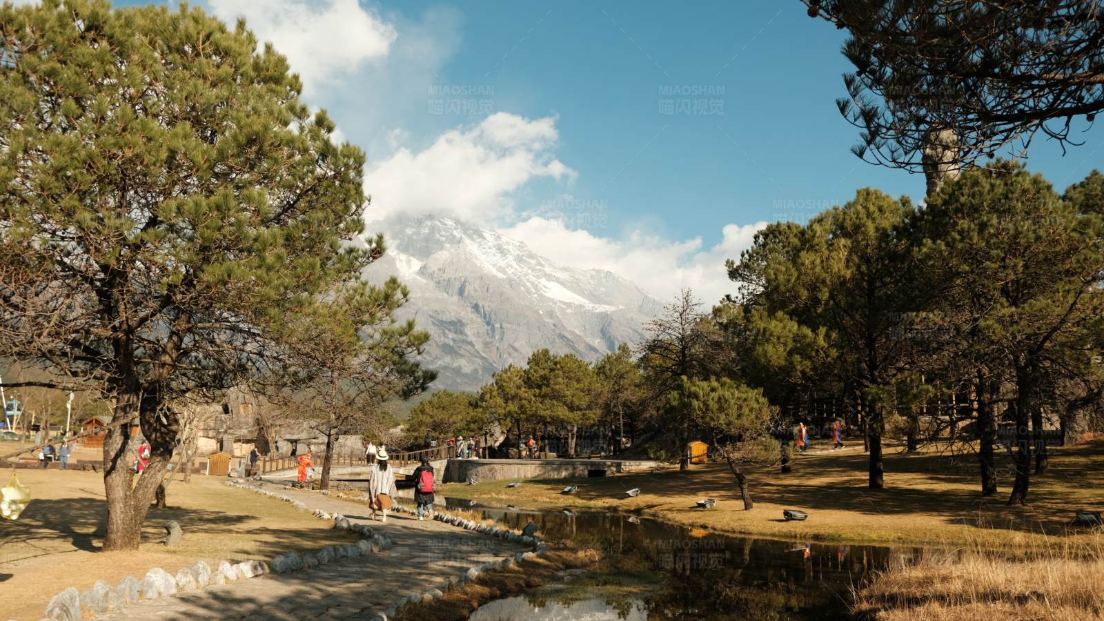 山脚下的公园图片