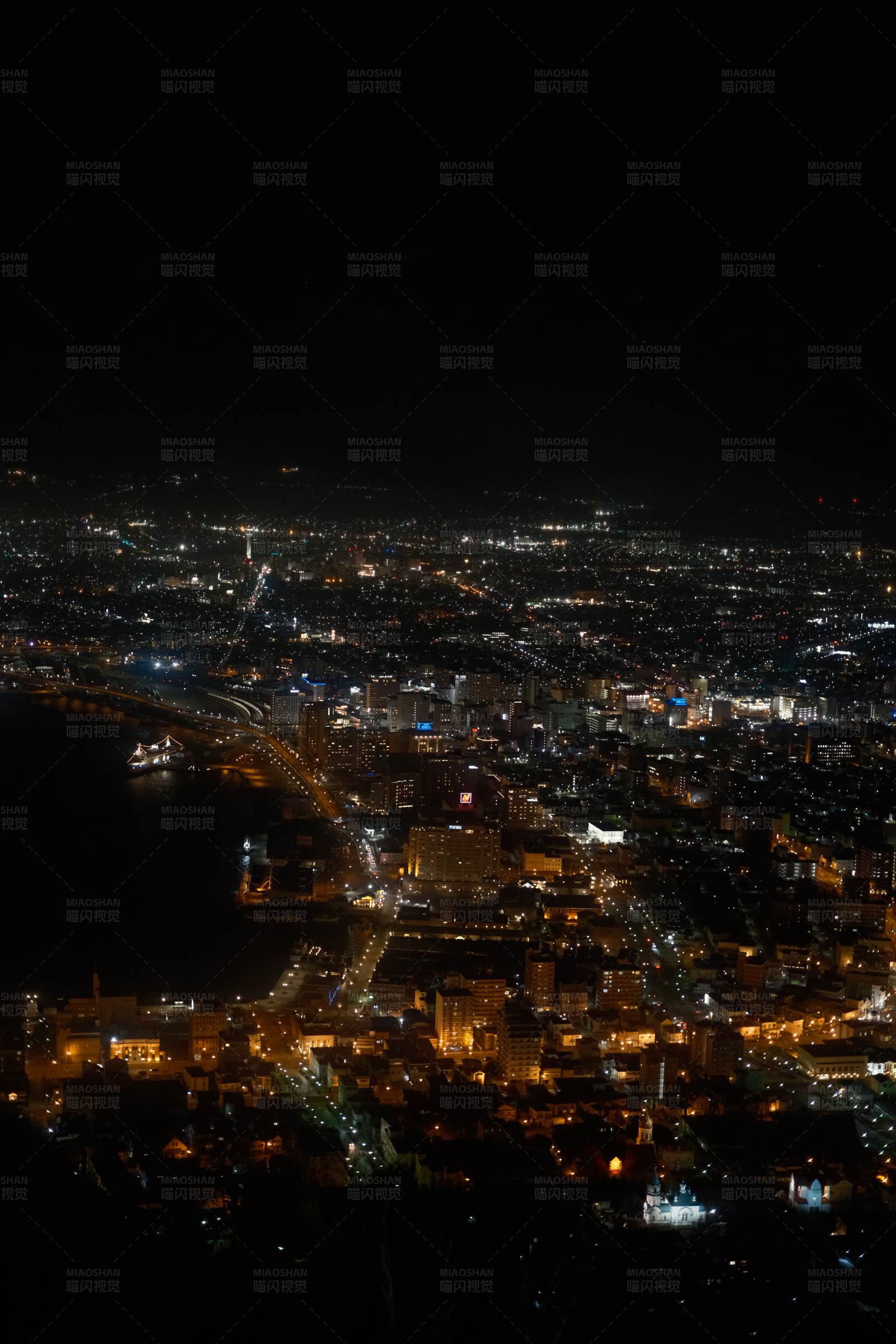 夜幕下的城市灯火辉煌图片