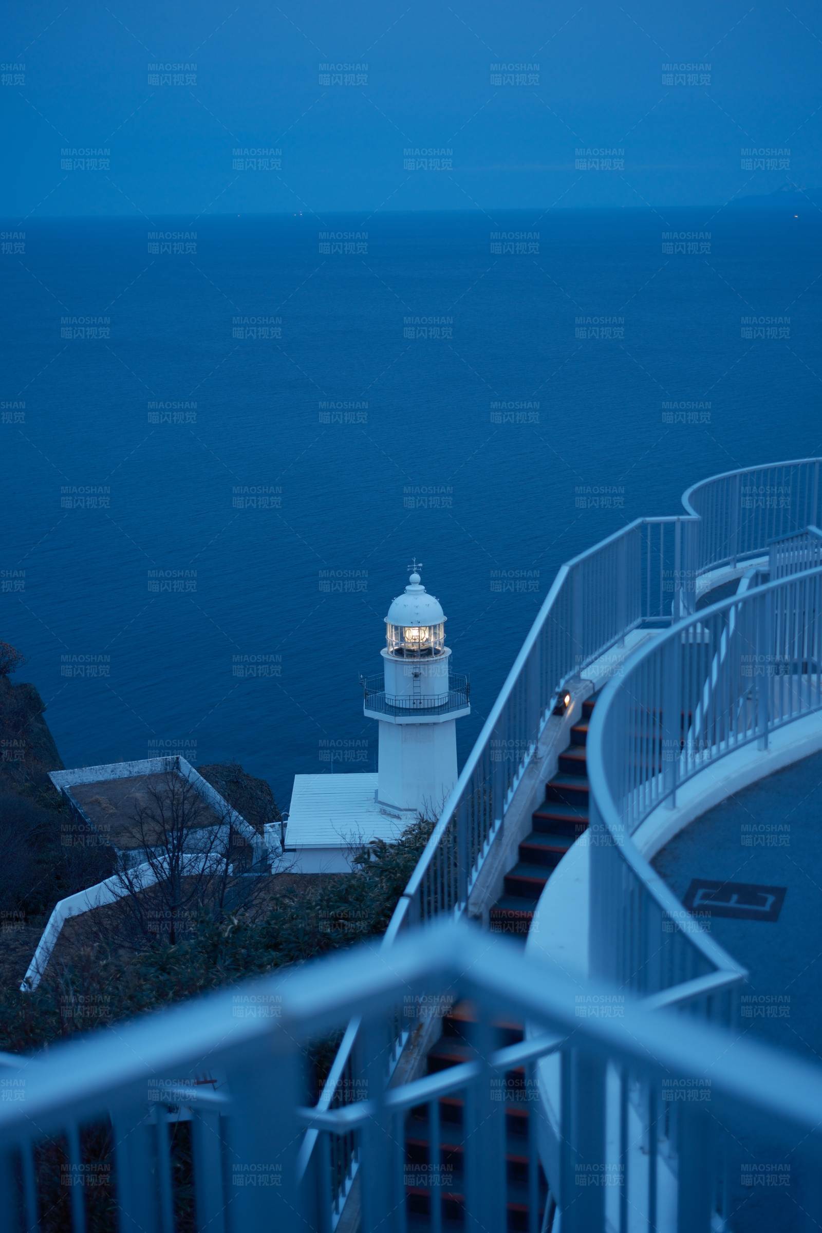 暮色灯塔海上路图片