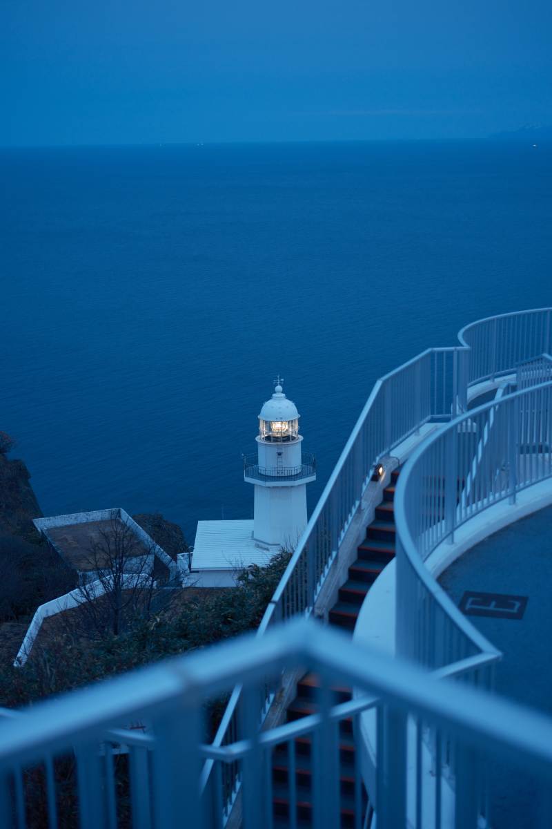 暮色灯塔海上路图片