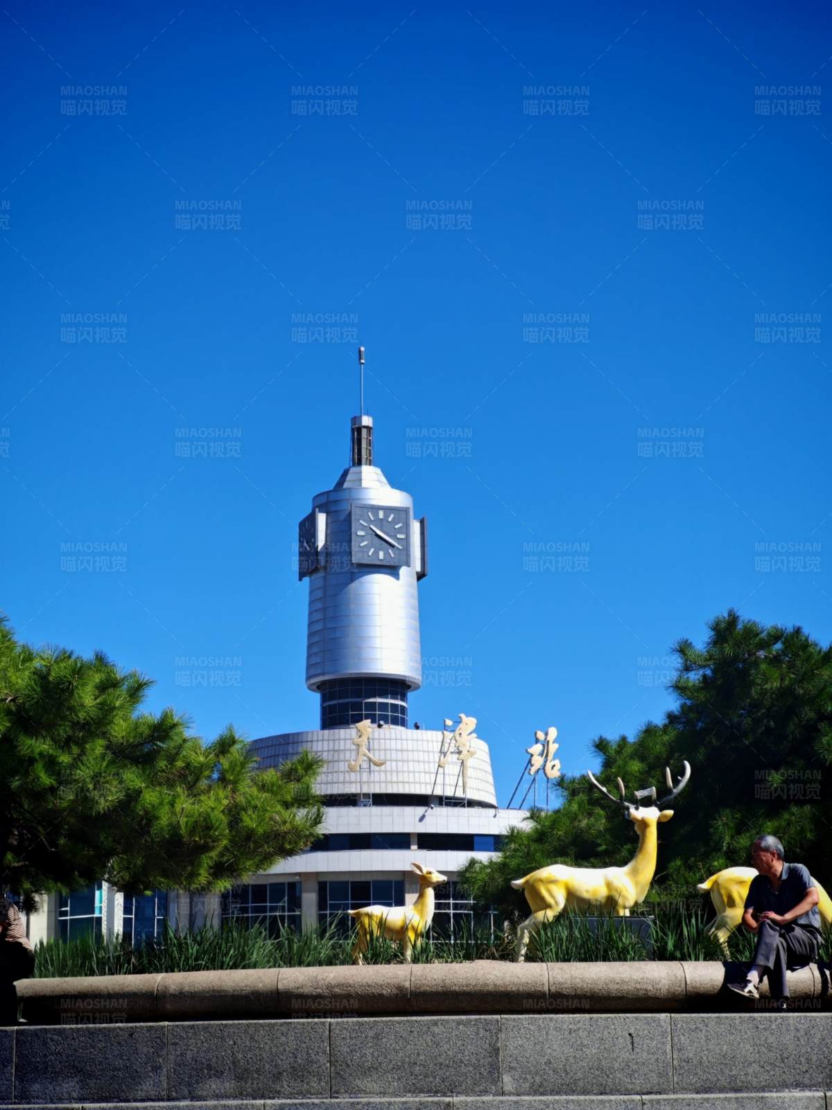 钟楼与鹿雕图片