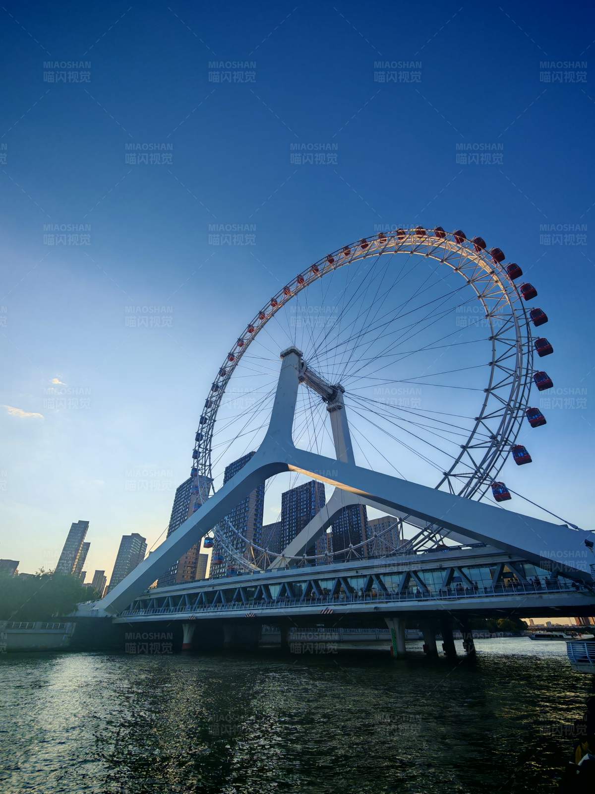 河畔摩天轮映夕阳图片