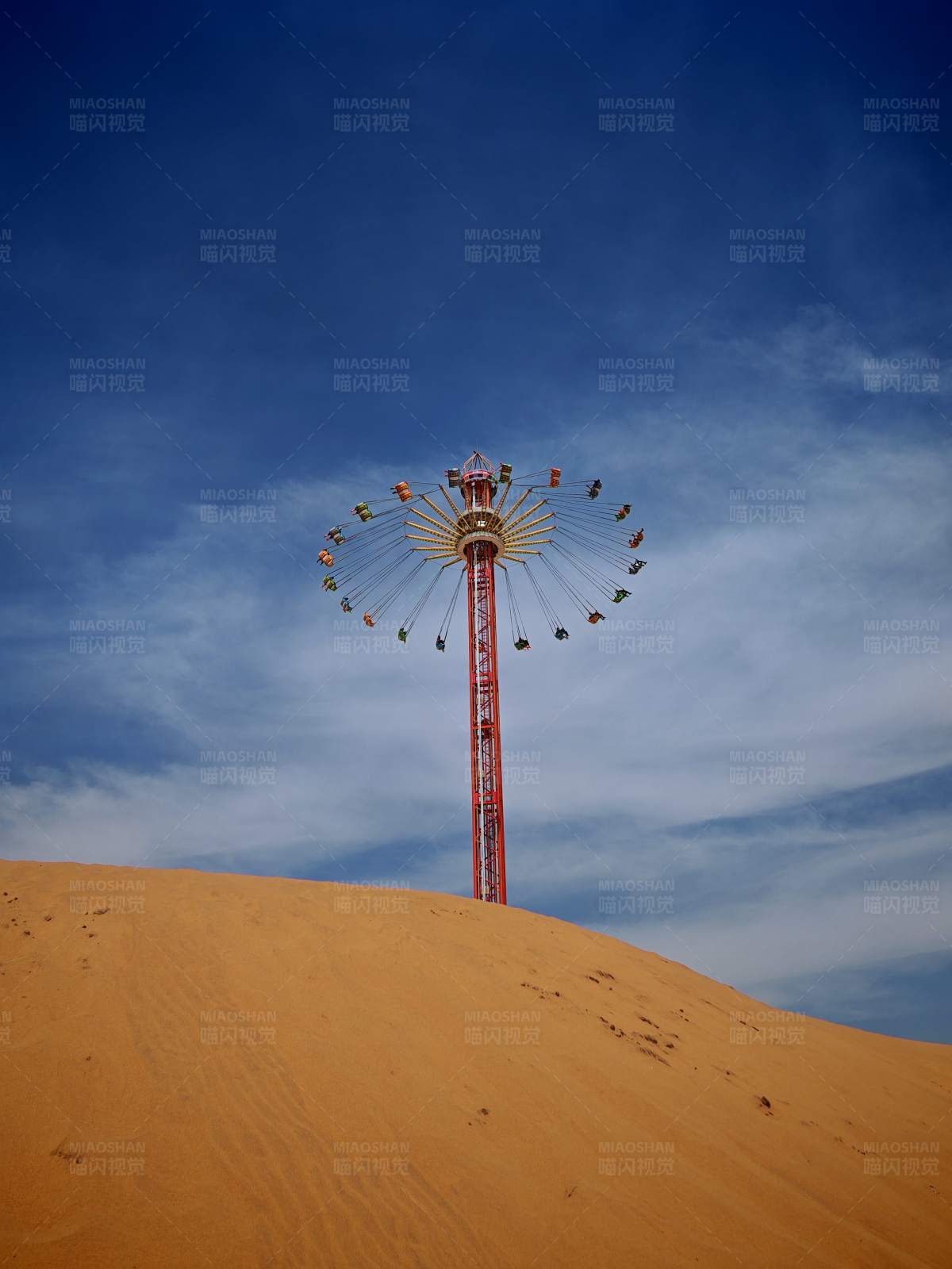 沙漠上的摩天轮图片