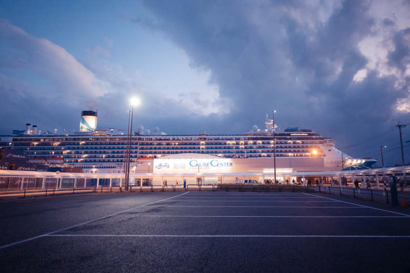 黄昏时分的豪华游轮图片