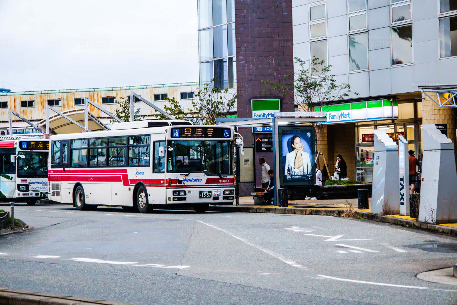 公交站台等待的乘客图片