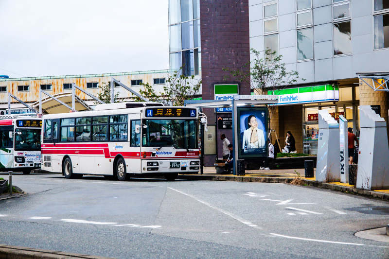 公交站台等待的乘客图片