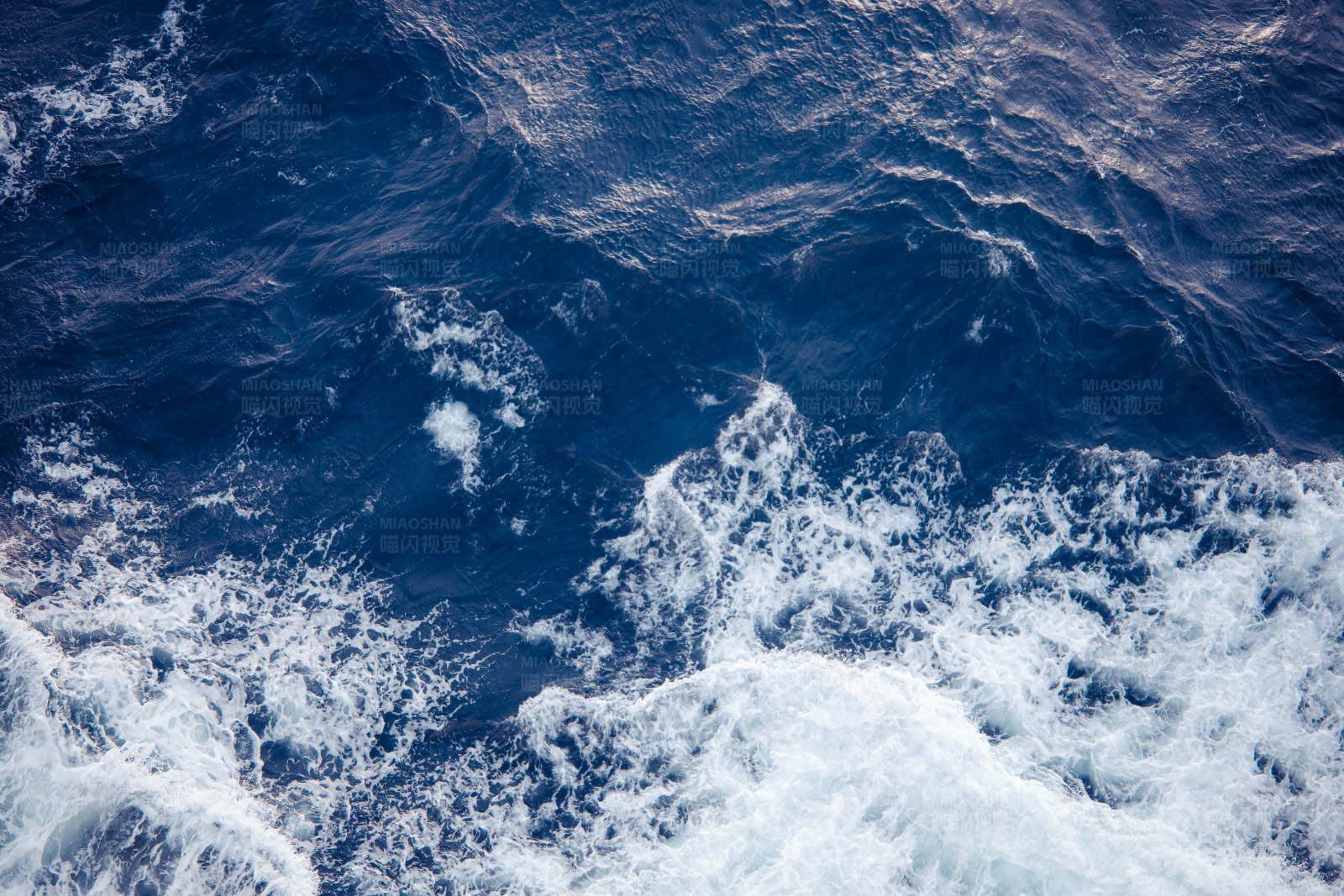 深蓝海浪图片