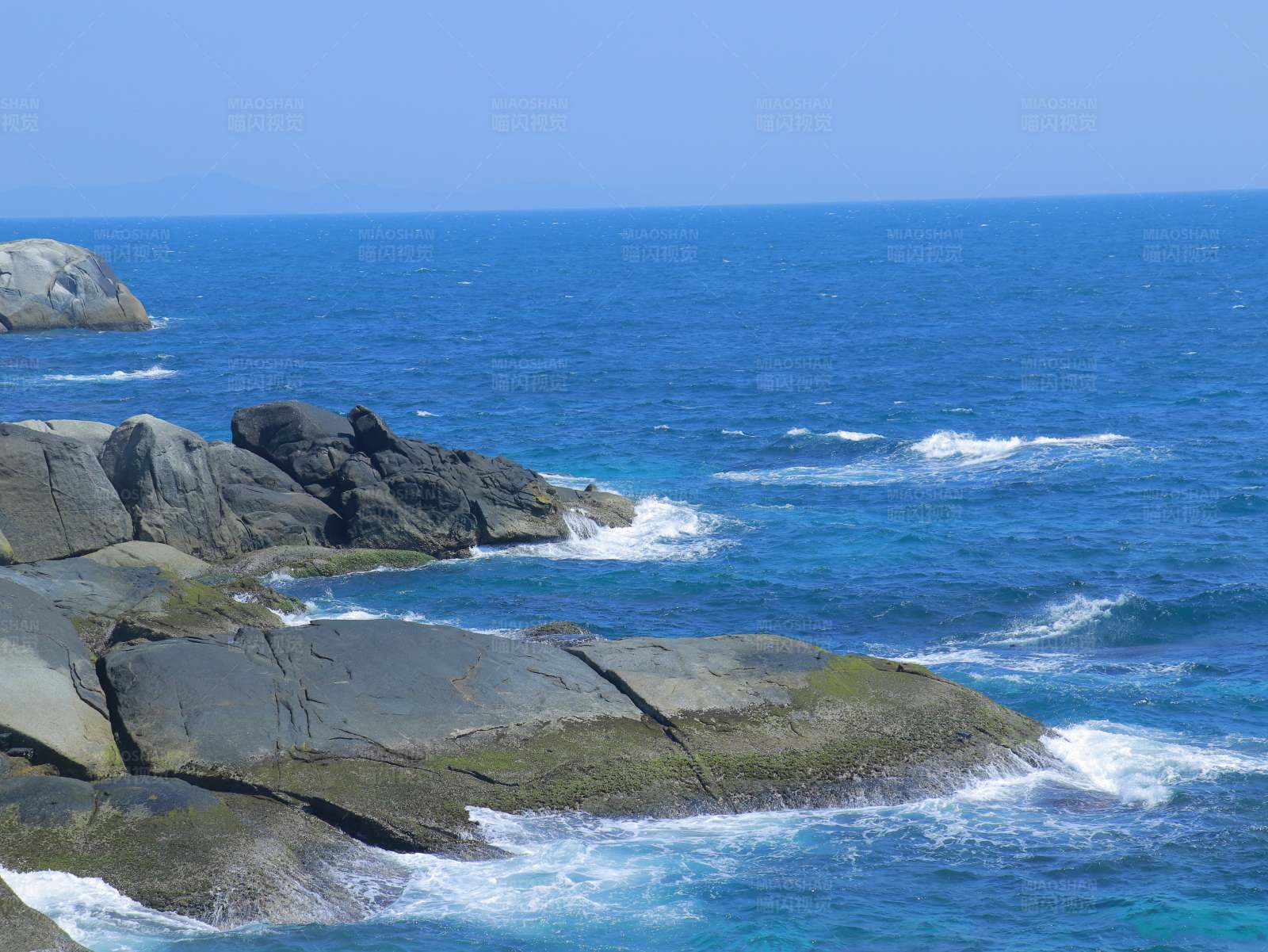 岩石海岸与蓝色海洋图片