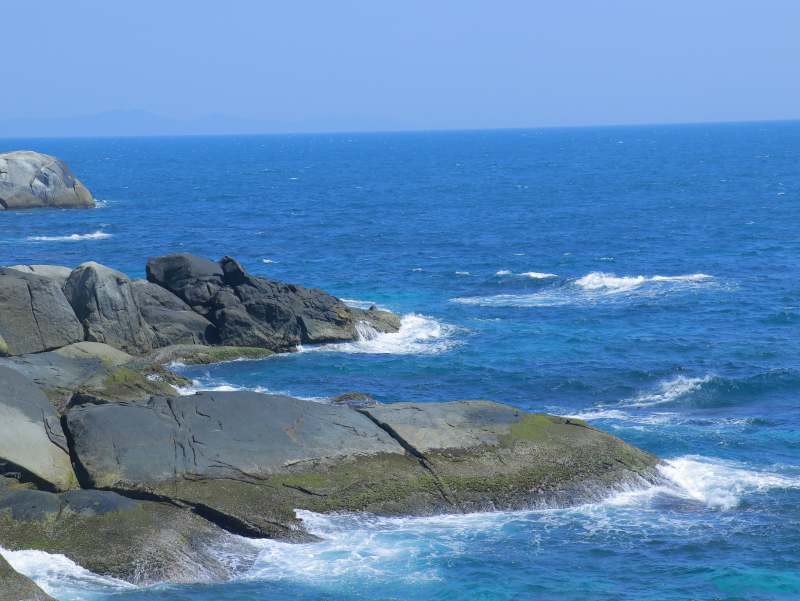 岩石海岸与蓝色海洋图片