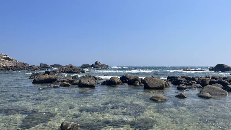 海滨岩石景观图片