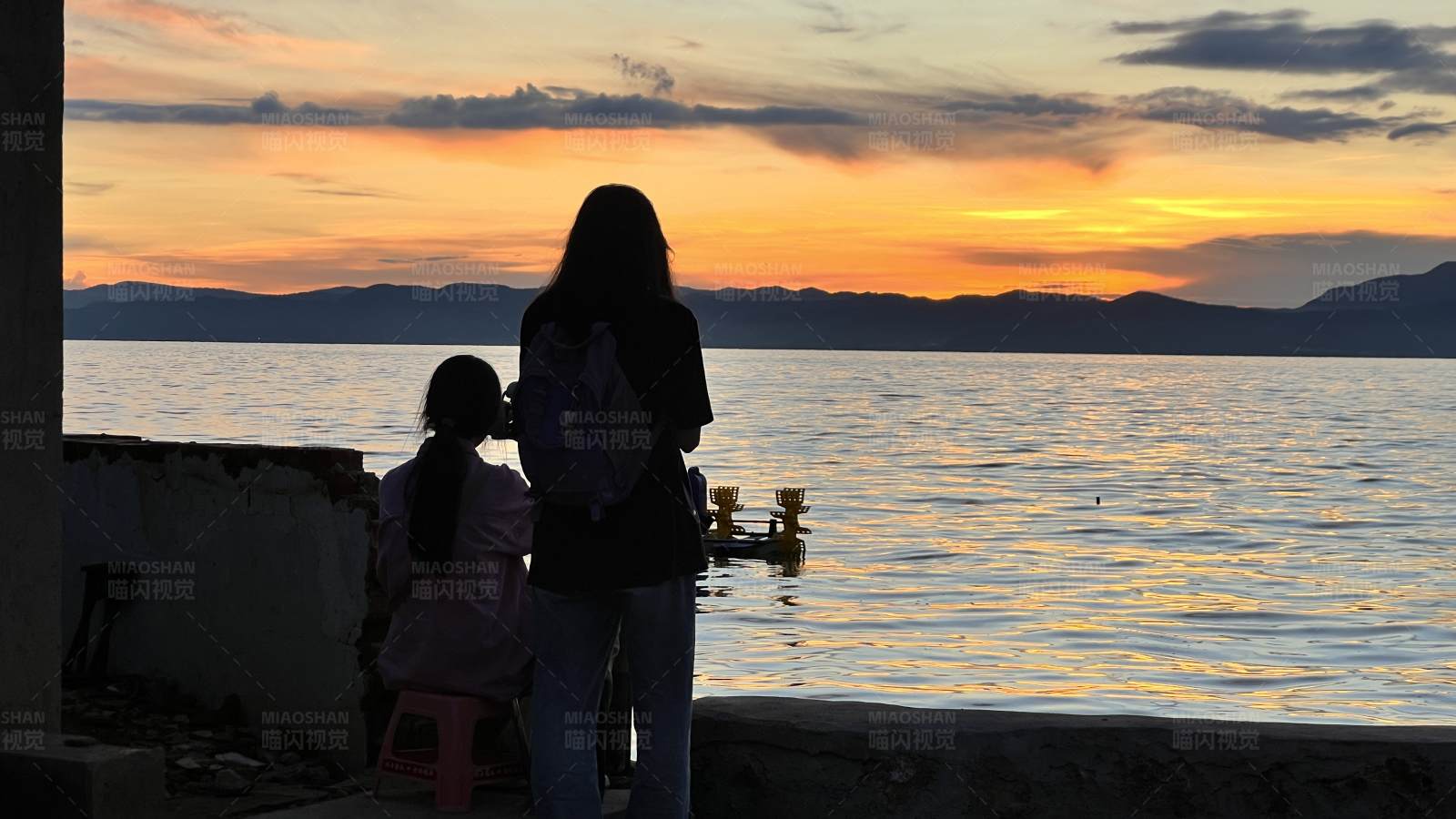 夕阳下的母女图片