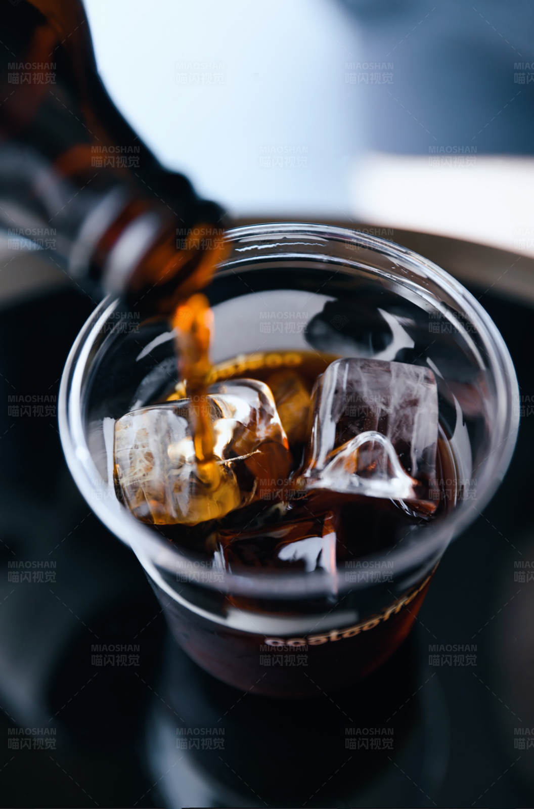 冰咖啡倒入杯中图片