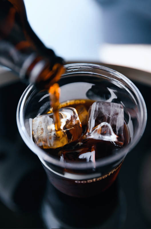 冰咖啡倒入杯中图片