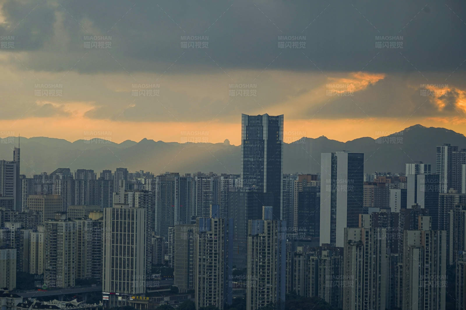 城市黄昏 高楼林立图片