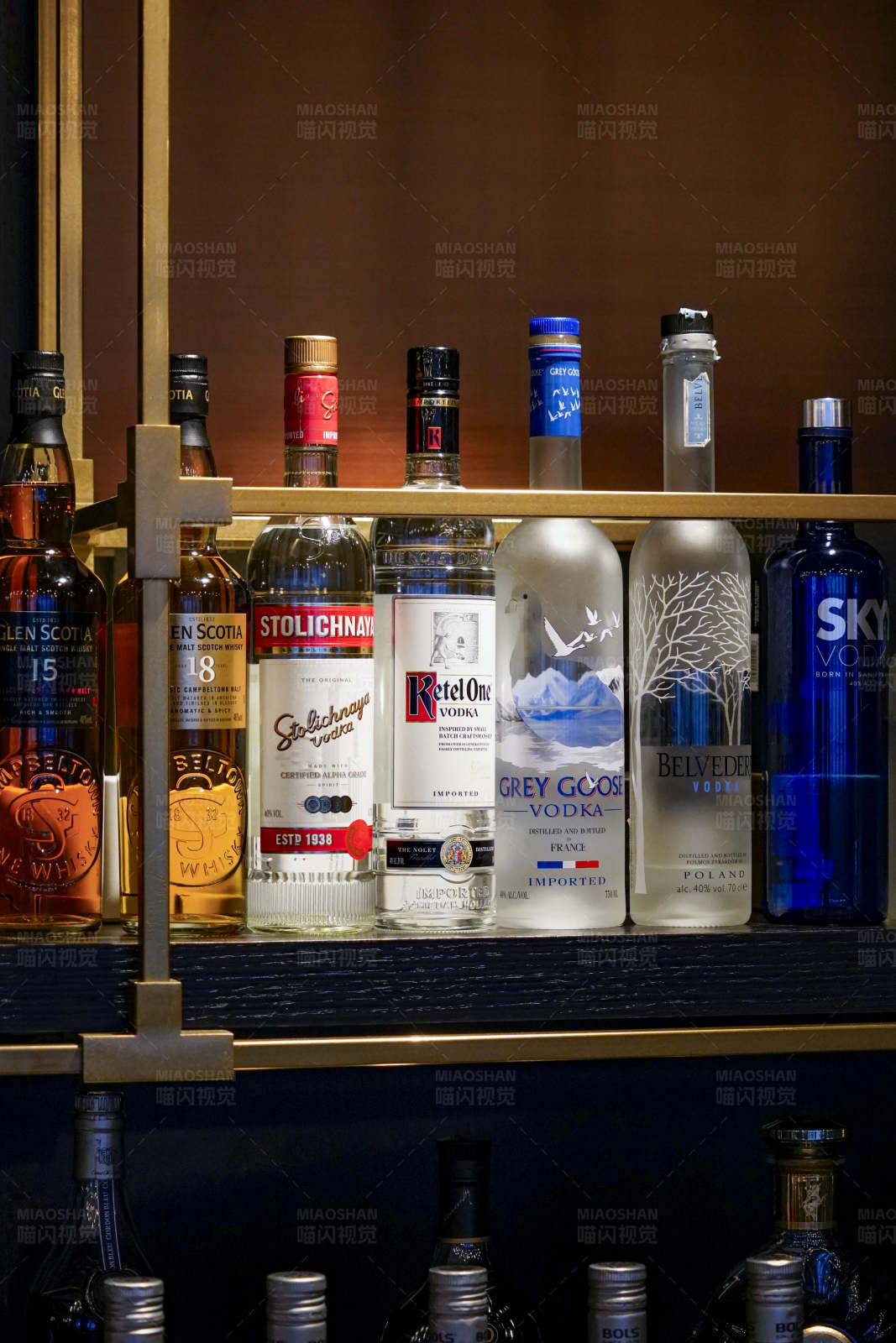 酒吧货架上的各式美酒图片