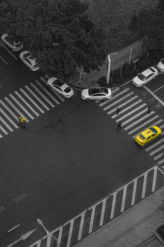 城市路口的黄色出租车图片