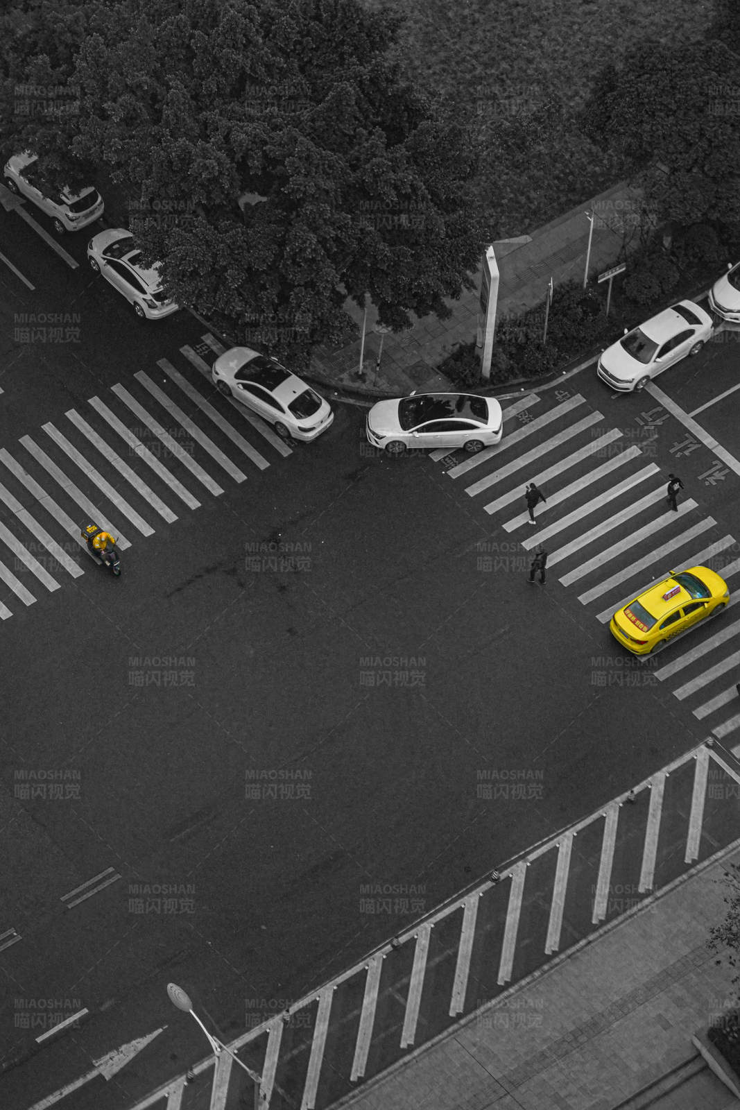 城市路口的黄色出租车图片