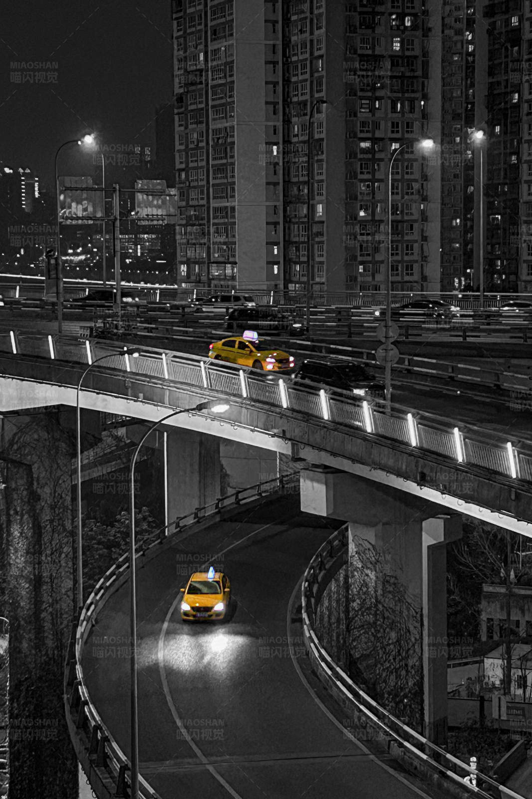 夜色中的城市交通图片