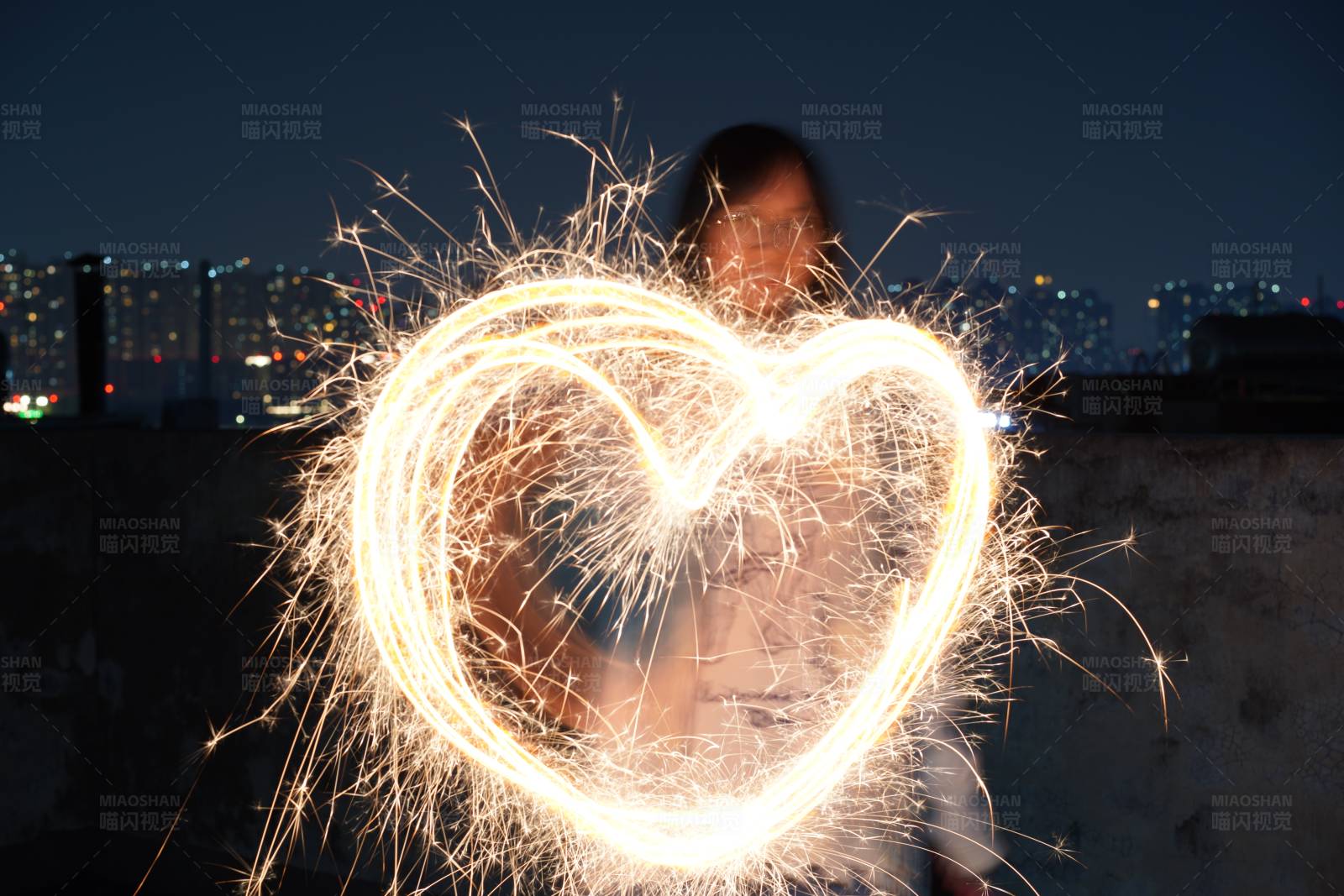 夜空下的爱心火花图片