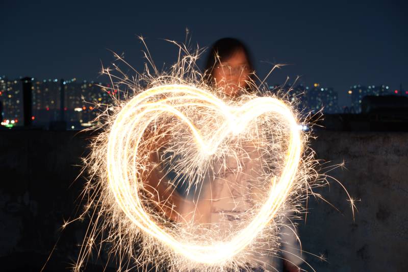 夜空下的爱心火花图片
