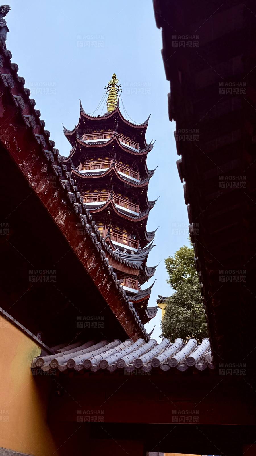 南京鸡鸣寺古塔隐现于建筑之间图片