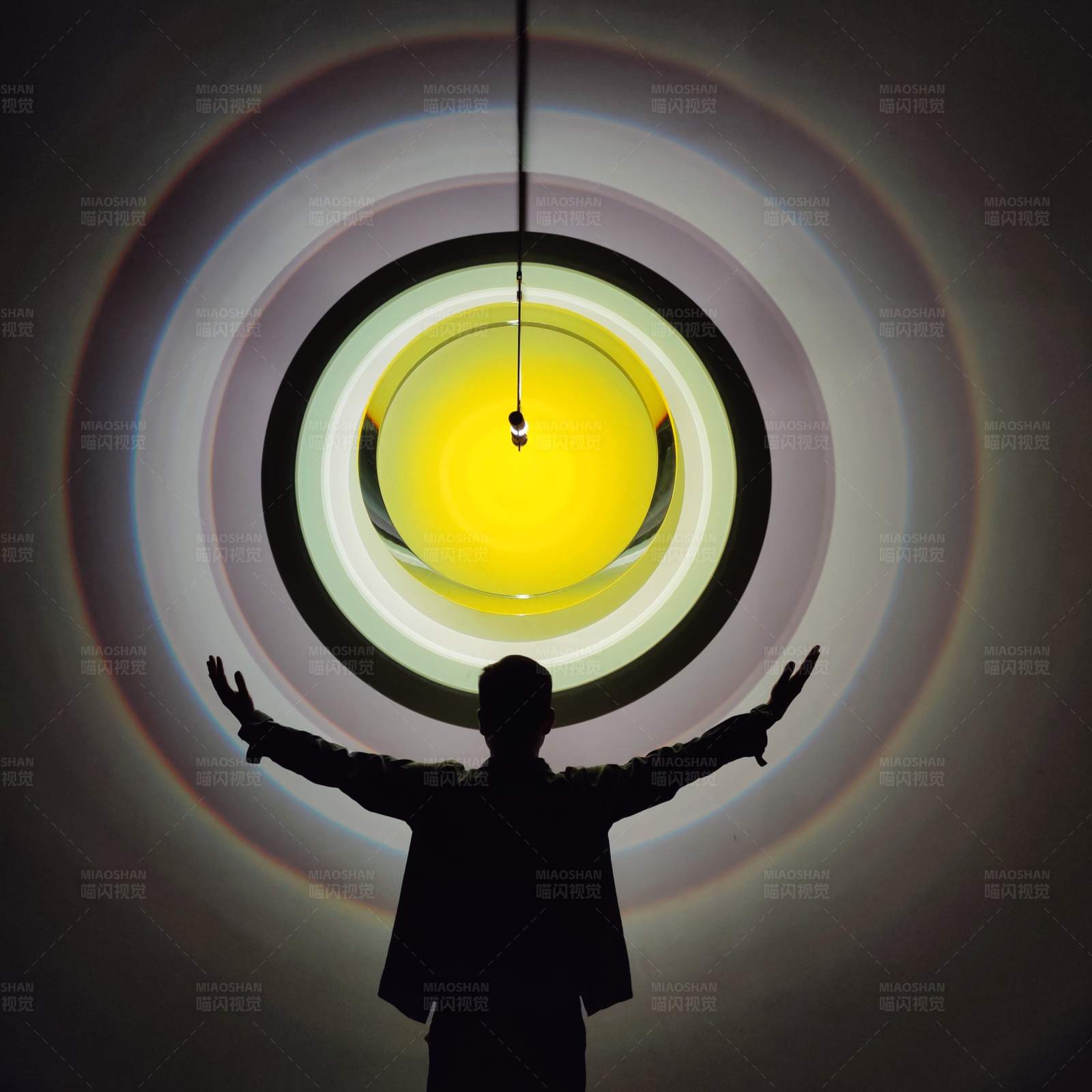 光影交错的拥抱图片