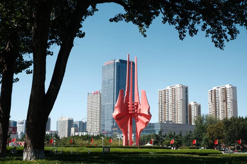 城市绿地中的红色雕塑图片