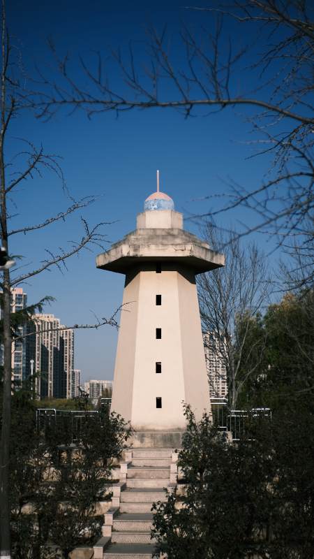 城市公园中的灯塔图片