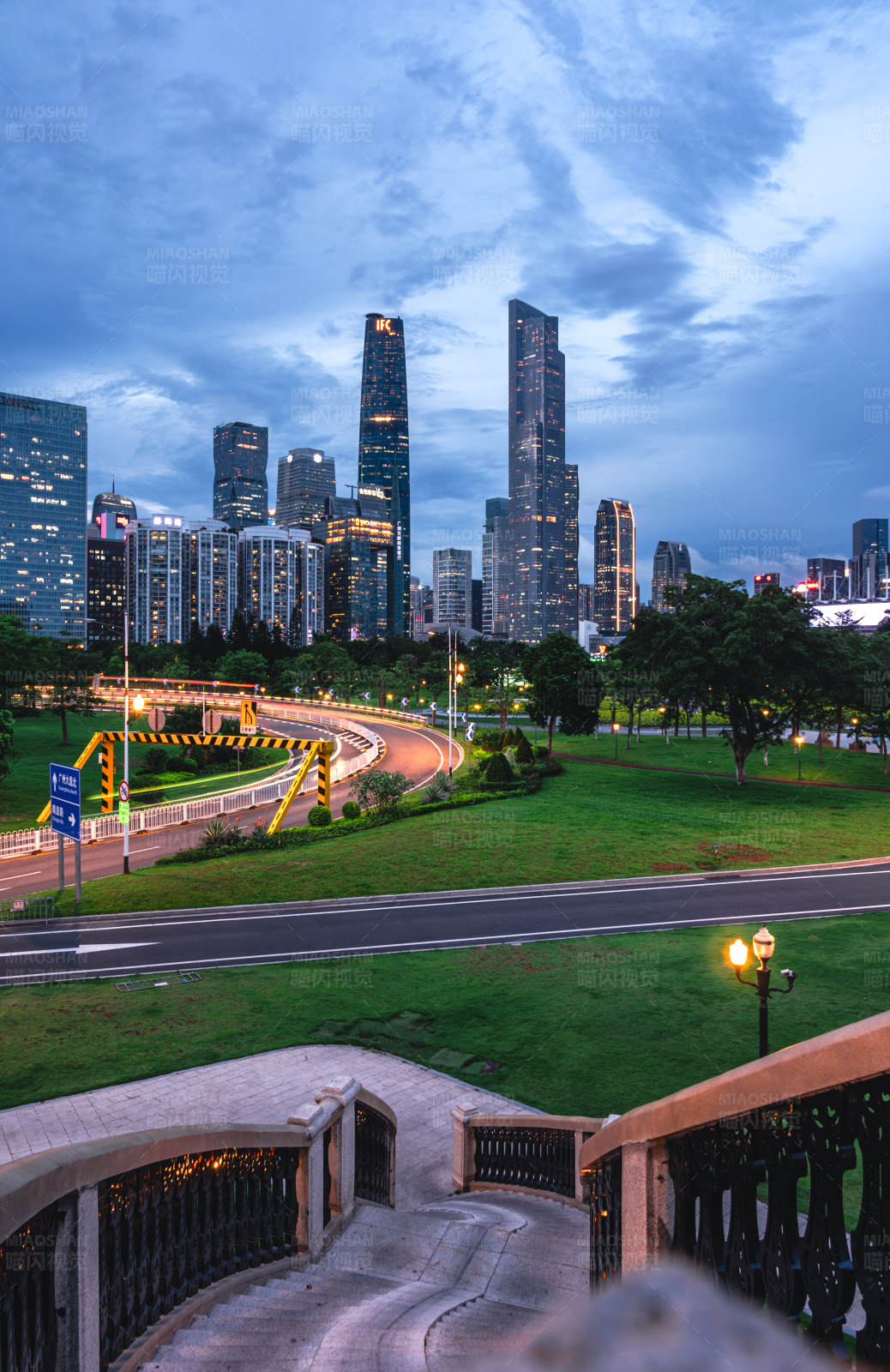 城市夜景与蜿蜒道路图片