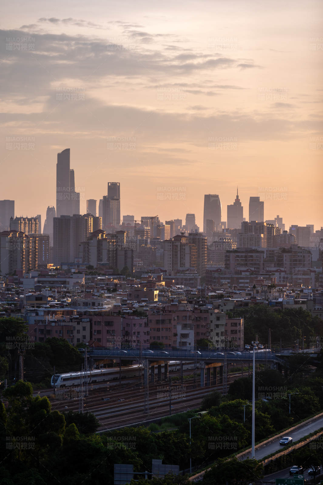夕阳下的城市天际线图片